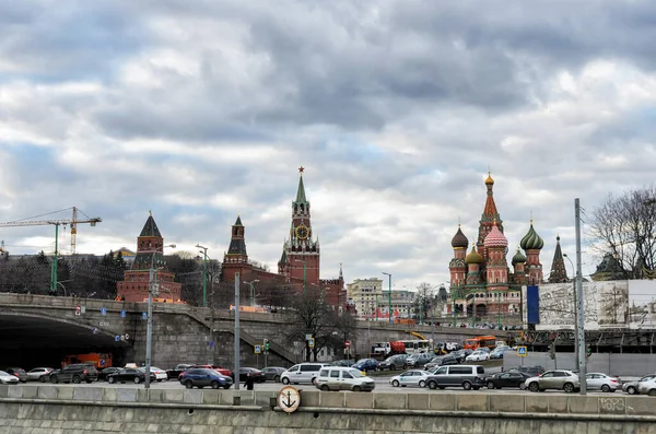 Moskau, Russland - 11. März 2014: Spasskaja-Turm des Kreml und Basilika-Kathedrale. die Aussicht vom Moskauer Fluss — Stockfoto