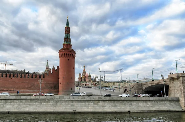 Moskwa, Rosja - 11 marca 2014: Wieża Spasska Katedry Kremlowskiej i Bazyliki św. Bazyliki. Widok z rzeki Moskwa — Zdjęcie stockowe