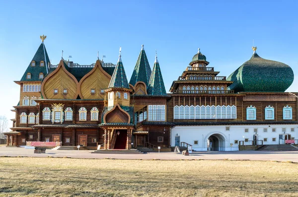 MOSCÚ, RUSIA - 12 DE MARZO DE 2014: Palacio de madera del zar Alexei Mijáilovich en Kolomenskoye, famoso lugar turístico y museo de arquitectura de madera —  Fotos de Stock