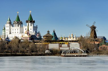 Moskova, Rusya - 15 Mart 2015: Izmailovo Kremlin, Moskova 'da baharda donmuş göletle
