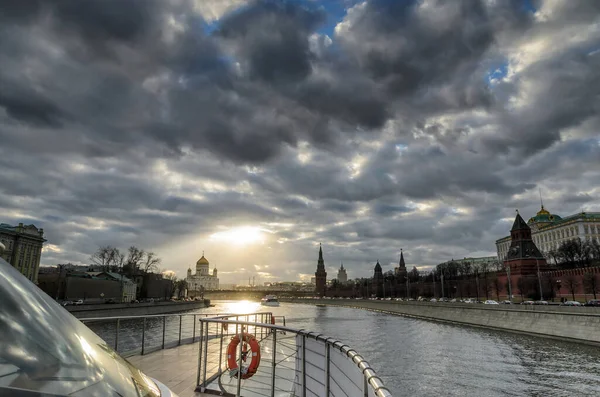 MOSCÚ, RUSIA - 11 DE MARZO DE 2014: Vista de la catedral de Cristo Salvador desde el barco en tiempo nublado con rayos mágicos de luz — Foto de Stock