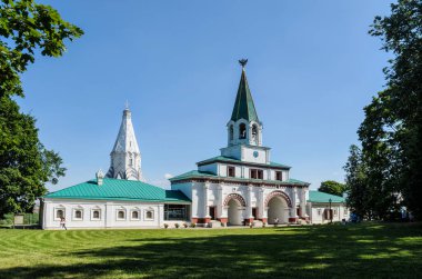 Moskova, Rusya - 26 Temmuz 2014: Tahta çatılı beyaz Spassky Arka Kapısı, çiçekli Kolomenskoye Kraliyet Konağına çıkıyor