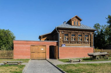 Moskova, Rusya - 26 Temmuz 2014: Rustik ahşap ev - Rus ahşap mimarisinin örneği