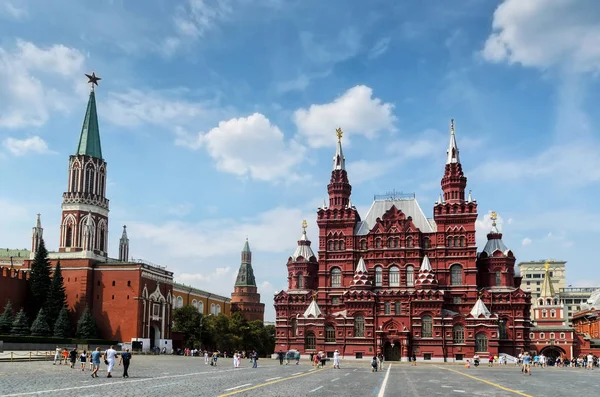 MOSCÚ, RUSIA - 02 DE AGOSTO DE 2014: Muralla del Kremlin, Kremlin y Museo Histórico en la Plaza Roja — Foto de Stock