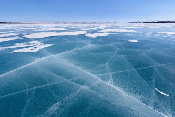 Lago Baikal congelado. Lindas nuvens de estratos sobre a superfície do gelo em um dia gelado . — Fotografia de Stock