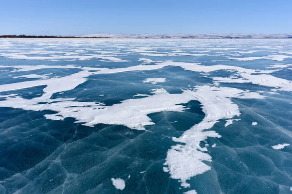 Lago Baikal congelado. Lindas nuvens de estratos sobre a superfície do gelo em um dia gelado . — Fotografia de Stock