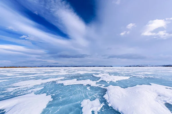 Παγωμένη λίμνη Baikal. Όμορφα σύννεφα στρώμα πάνω από την επιφάνεια του πάγου σε μια παγωμένη ημέρα. — Φωτογραφία Αρχείου