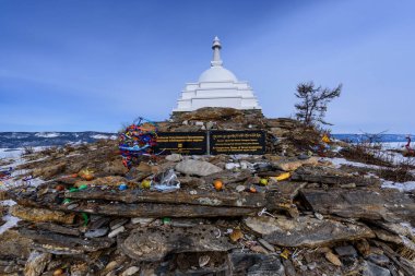 Baykal Gölü, Rusya - 10 Mart 2020: Baykal Gölü 'ndeki Ogoy Adası' nda Budist Stupa. Ogoy, Maloe Gölü 'ndeki en büyük adadır..