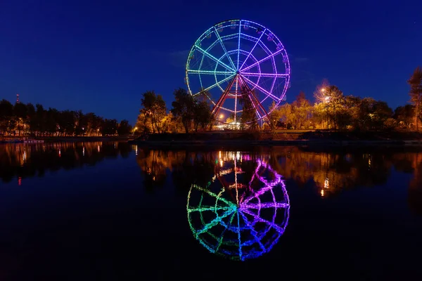 Russland, Irkutsk - 13. Juni 2020: Farbenfrohes abstraktes Riesenrad mit Spiegelung auf der Insel Konny in Irkutsk — Stockfoto