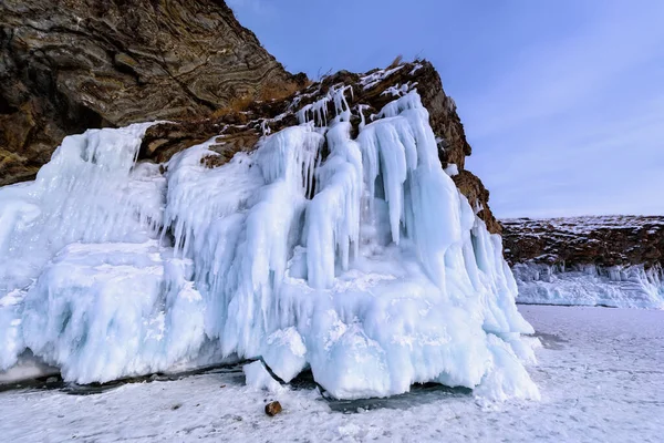 Mit Eiszapfen bedeckter Felsen. Baikalsee bei trübem Wetter. — Stockfoto