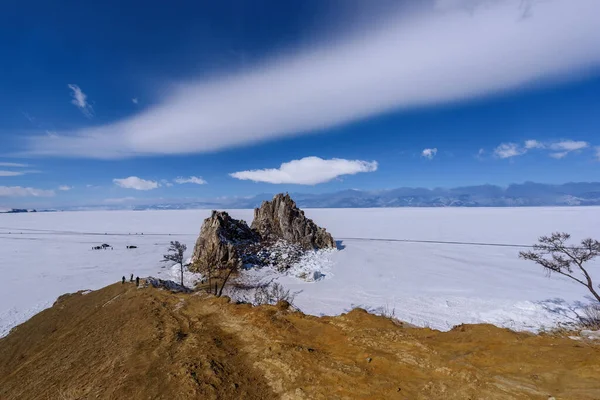 Capo Burhan sulla roccia di Shamanka nell'isola di Olkhon nel giorno di marcia soleggiato. Lago Baikal con belle nuvole — Foto Stock