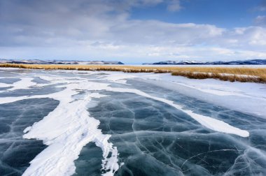 Donmuş Baykal Gölü. Buz gibi bir günde buz yüzeyinde güzel iplik bulutları.