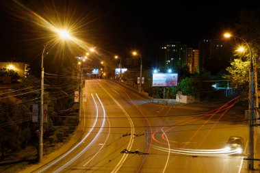 Irkutsk, Rusya, 14 Haziran 2020: 130 Mahallesi yakınlarındaki yaya köprüsünün ışıltılı araba raylarıyla Irkutsk şehrinin görüntüsü