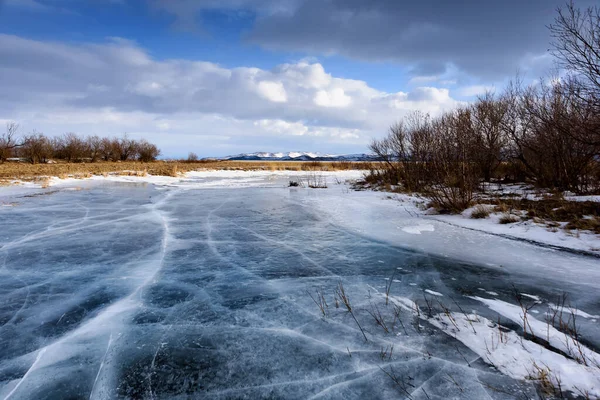 Río congelado con hermosas nubes estrato sobre la superficie de hielo en un día helado . —  Fotos de Stock