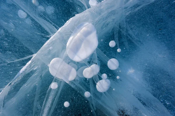 Schönes Eis des Baikalsees mit abstrakten Rissen — Stockfoto