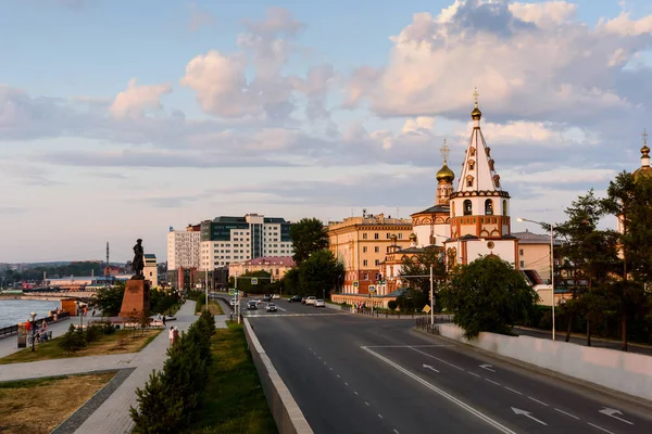 Russia, Irkutsk - June 30, 2020: The Cathedral of the Epiphany of the Lord. Orthodox Church close to Angara river embankment and park — Stock Photo, Image