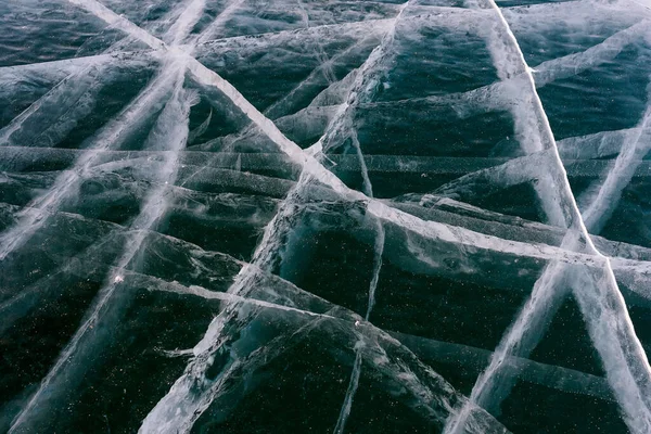 Belo gelo do Lago Baikal com rachaduras abstratas — Fotografia de Stock