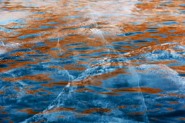 Belos abstrato congelado azul laranja ondulações de água do Lago Baikal — Fotografia de Stock