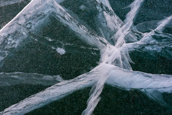 Belle glace du lac Baïkal avec des fissures abstraites — Photo