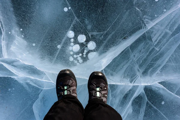 Belo gelo do Lago Baikal com rachaduras abstratas com sapatos. Vista superior — Fotografia de Stock