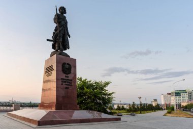 Rusya, Irkutsk - 30 Haziran 2020: Angara Nehri kıyısındaki Irkutsk şehrinin kurucuları anıtı. Irkutsk 'un 1661 Kurucusu tarafından 2011 Vatandaşları tarafından yazılmıştır.
