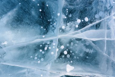 Soyut çatlaklar ve donmuş hava kabarcıklarıyla Baykal Gölü 'nün güzel buzları.