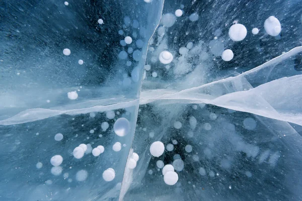 Hermoso hielo del lago Baikal con grietas abstractas y burbujas de aire congelado — Foto de Stock