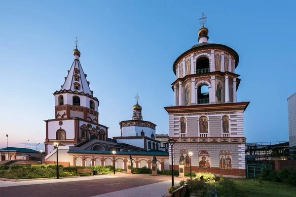 Rusia, Irkutsk - 30 de junio de 2020: La Catedral de la Epifanía del Señor. Iglesia Ortodoxa, Iglesia Católica al atardecer con pavimento —  Fotos de Stock