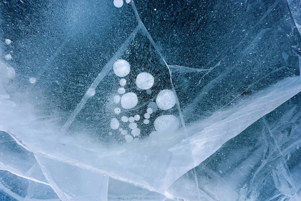 Όμορφη πάγο της λίμνης Baikal με αφηρημένες ρωγμές και παγωμένες φυσαλίδες αέρα — Φωτογραφία Αρχείου