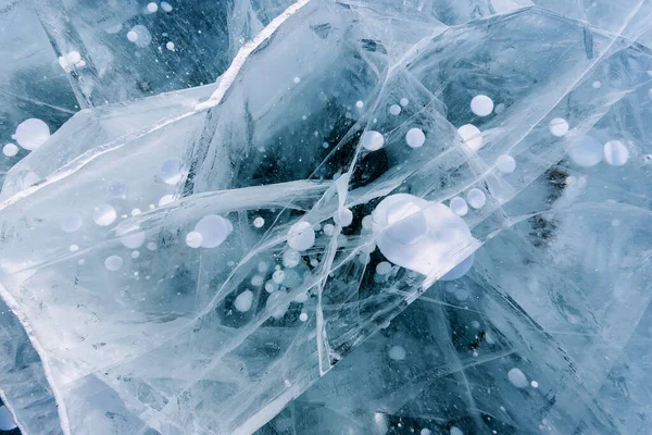 Schönes Eis des Baikalsees mit abstrakten Rissen und gefrorenen Luftblasen — Stockfoto