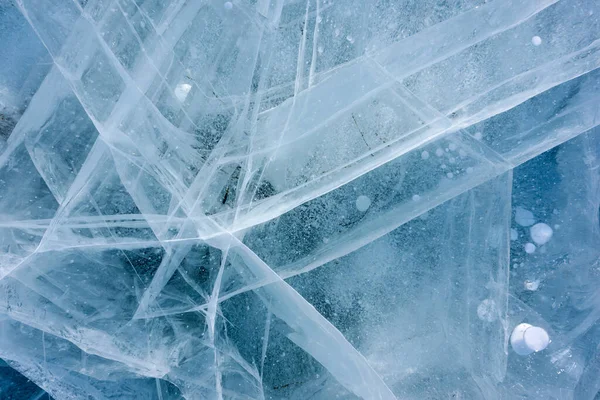 Belo gelo do Lago Baikal com rachaduras abstratas e bolhas de ar congeladas — Fotografia de Stock