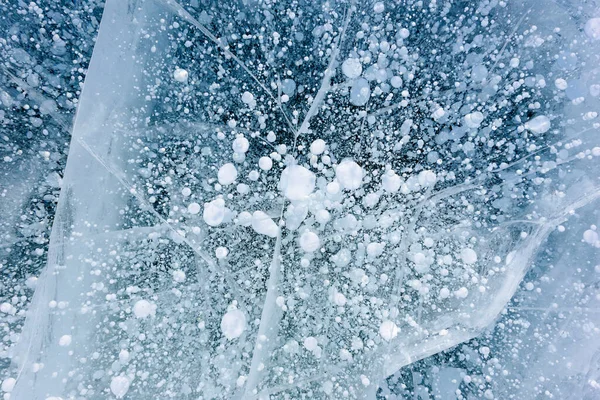 Schönes Eis des Baikalsees mit abstrakten Rissen und gefrorenen Luftblasen — Stockfoto