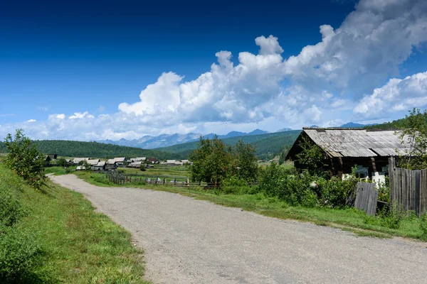 Altrussisches Dorf Burjatien Tunkinskaja Tal Mit Bergen Und Wolken Sommer — Stockfoto