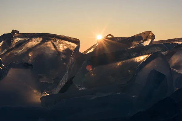 Eisscholle und Sonne auf dem winterlichen Baikalsee — Stockfoto