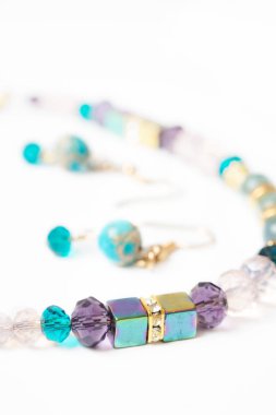 Altın jewerly braslete ile yarı değerli ve cristal adlı beyaz arka plan