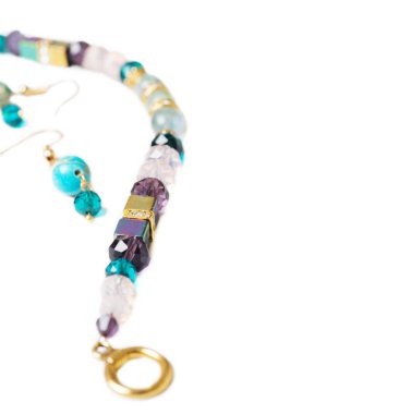 Altın jewerly braslete ile yarı değerli ve cristal adlı beyaz arka plan