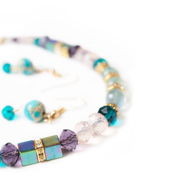 Altın jewerly braslete ile yarı değerli ve cristal adlı beyaz arka plan