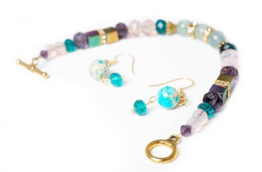 Altın jewerly braslete ile yarı değerli ve cristal adlı beyaz arka plan