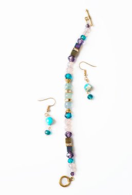 Altın jewerly braslete ile yarı değerli ve cristal adlı beyaz arka plan