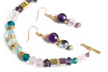 Altın jewerly braslete ile yarı değerli ve cristal adlı beyaz arka plan