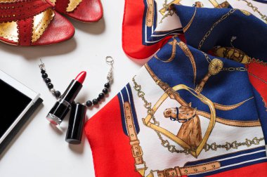 Ayakkabı ve aksesuar beyaz arka plan etrafında Bayan yaşam tarzı arka plan