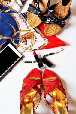 Ayakkabı ve aksesuar beyaz arka plan etrafında Bayan yaşam tarzı arka plan