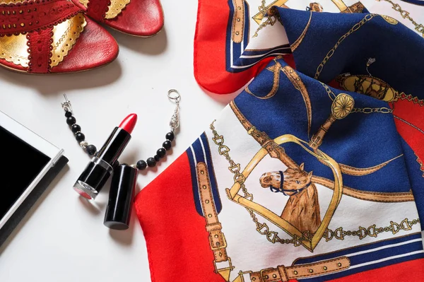 Ayakkabı ve aksesuar beyaz arka plan etrafında Bayan yaşam tarzı arka plan