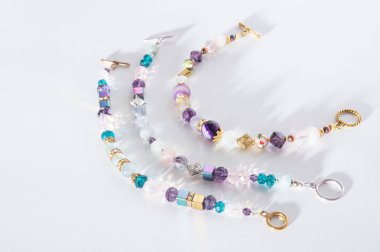 Altın jewerly braslete ile beyaz arka plan, yarı değerli