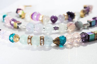 Altın jewerly braslete ile beyaz arka plan, yarı değerli