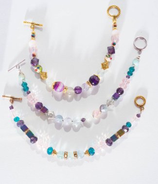 Altın jewerly braslete ile beyaz arka plan, yarı değerli