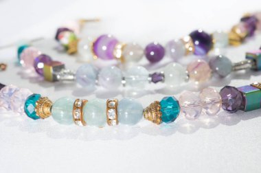 Altın jewerly braslete ile beyaz arka plan, yarı değerli