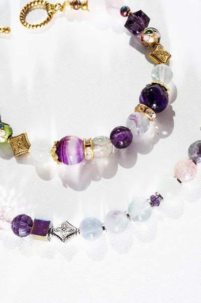 Altın jewerly braslete ile beyaz arka plan, yarı değerli