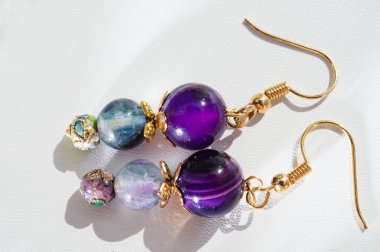 Altın jewerly küpe taşlı ve florit beyaz arka plan yarı değerli ile