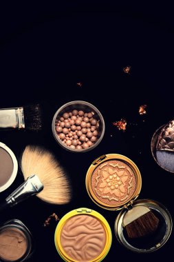 Makyaj fırçaları ile bronz tozu siyah arka plan üzerine ayarla